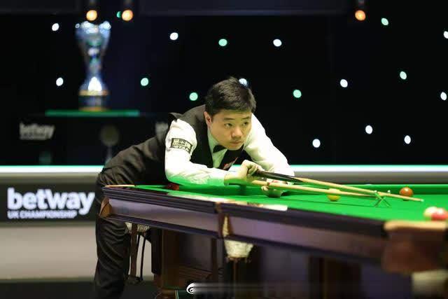 的球员撑起 的球员撑起