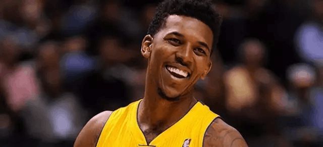 在聚光灯最 在聚光灯最